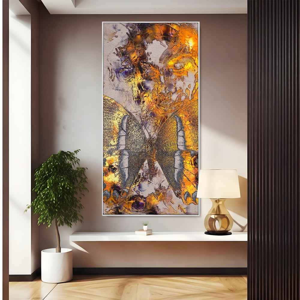 Tablou canvas cu tablou vertical cu fluture auriu si texturi abstracte, in rama de aluminiu argintiu